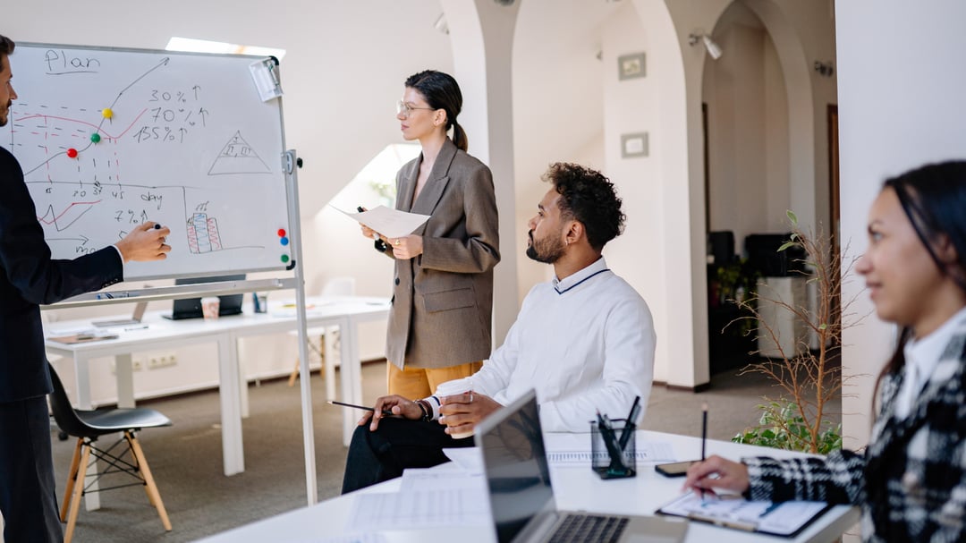 Bureau, tableau blanc avec équipe de ttravail.
